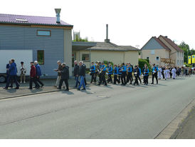 Bittprozession um den Kleinen Berg an Pfingstmontag (© Karl-Franz Thiede)